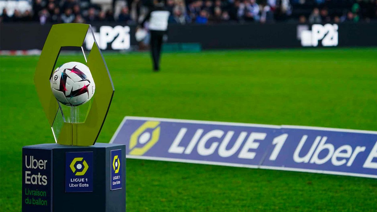 Le trophée de champion de la Ligue 1 installé devant une pelouse