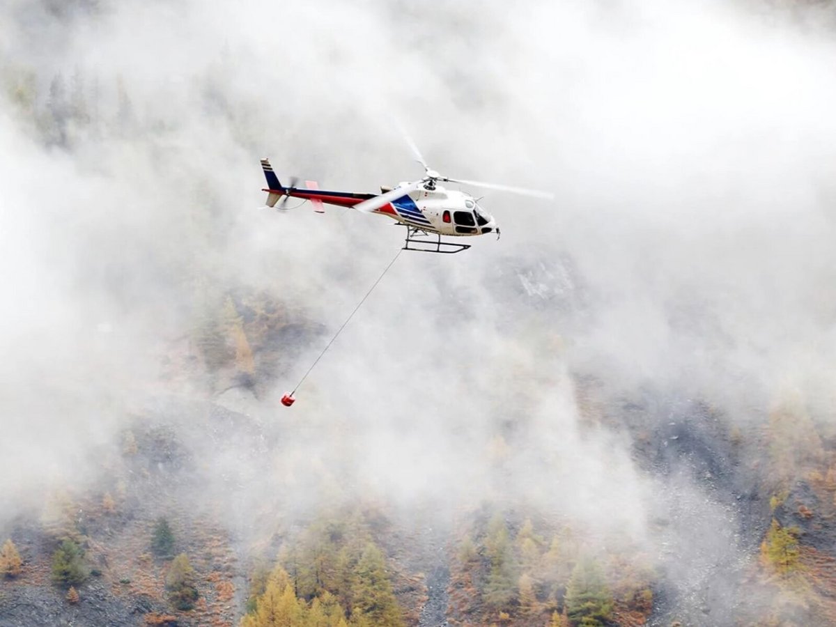 Le détecteur Recco SR est accroché à l'hélicoptère, qui lui permet de couvrir une grande zone © Recco