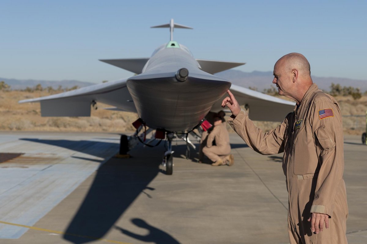 Pas de vue cockpit sur l'avant, mais un grand bec de canard... ©  NASA/Steve Freeman