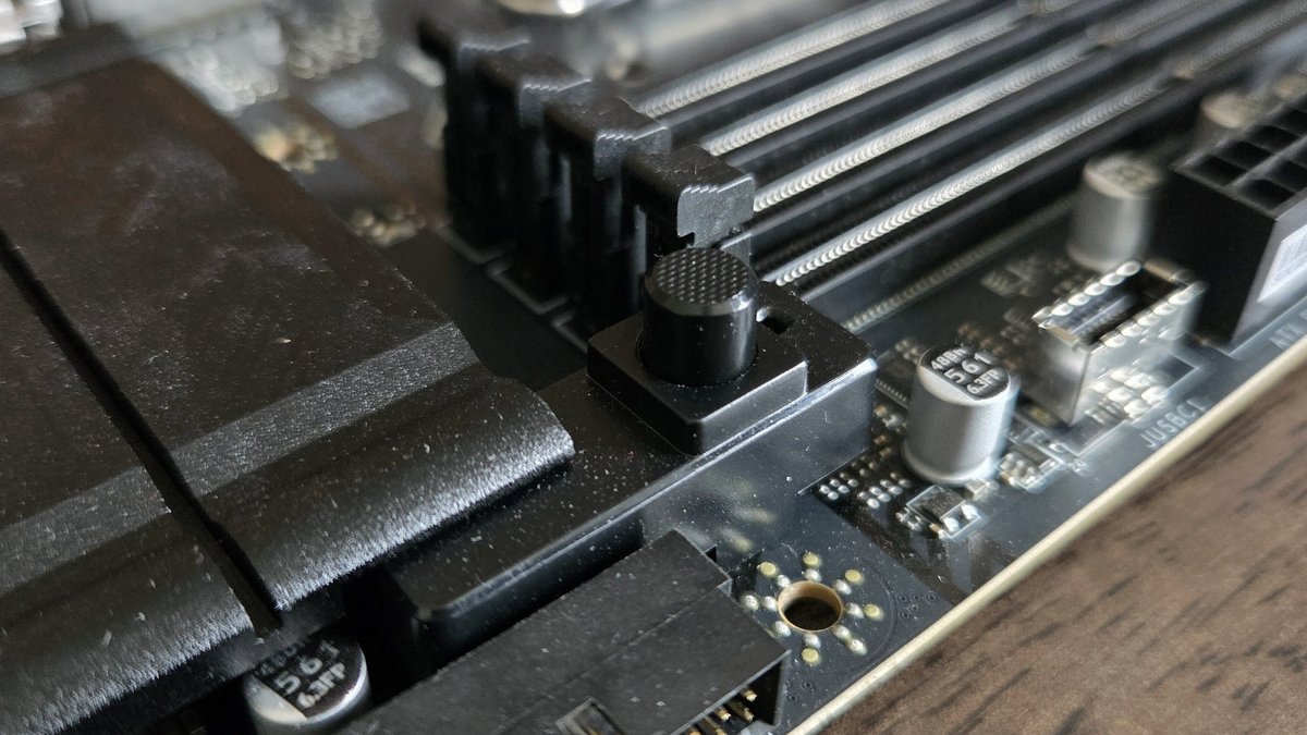 Le système EZ Release pour retirer sans difficulté la carte graphique. ©Nerces pour Clubic