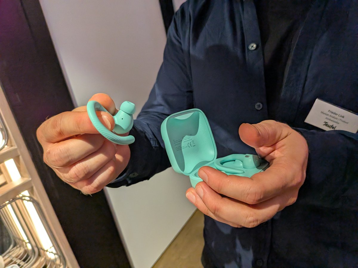 Le crochet d’oreille d'un écouteur Airy Sports TWS 2 dans leur boîtier. ©Nicolas Guyot