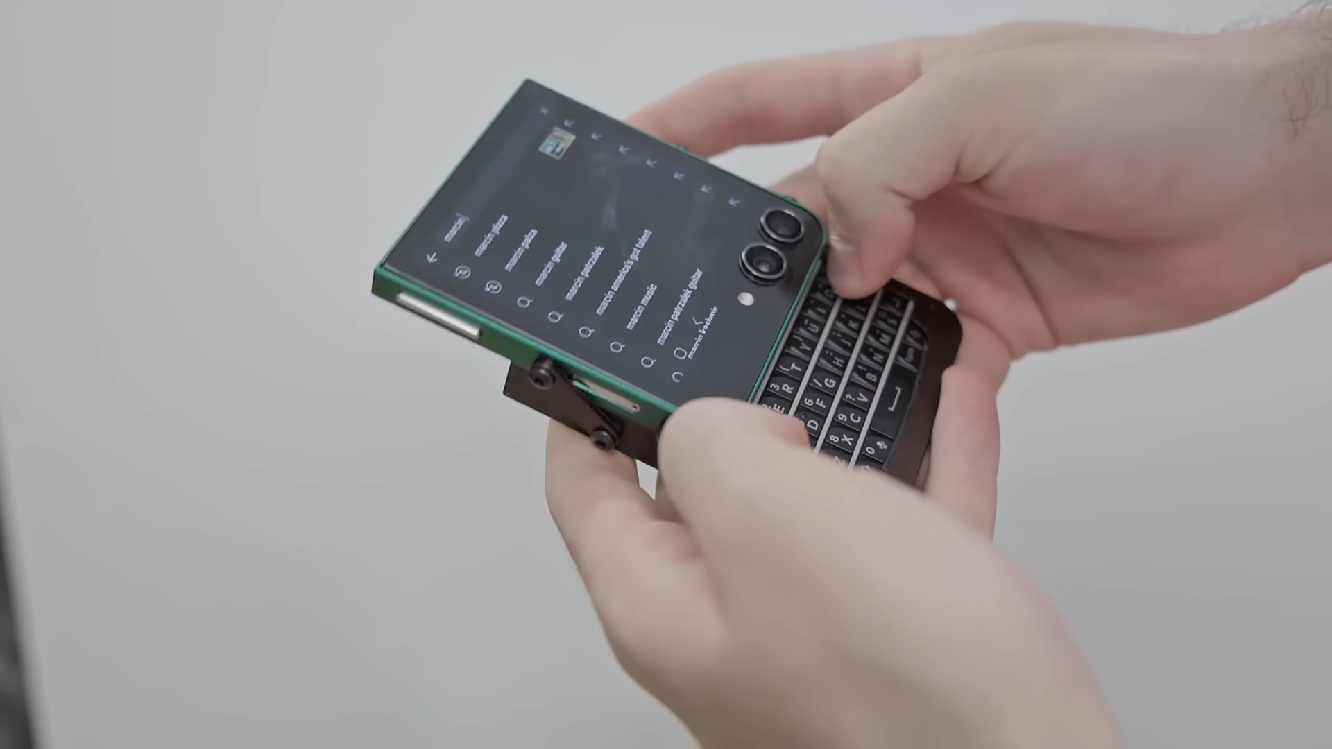 Le geste artisanal de ce jeune ingénieur met en scène une autre voie pour la personnalisation et la réparabilité des smartphones actuels. © Marcin Plaza/YouTube