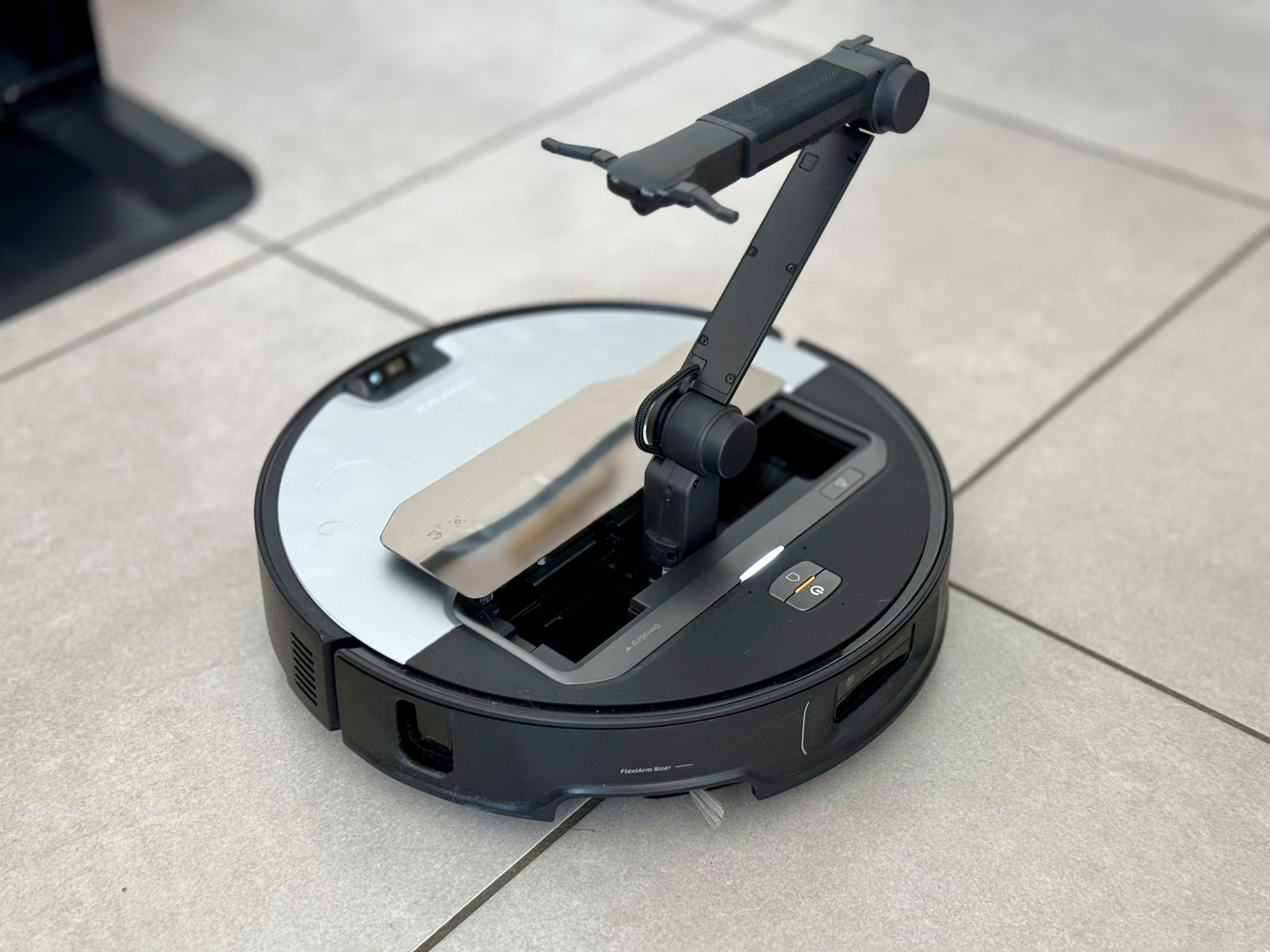 L'aspirateur robot, bien plus un robot qu'un simple aspirateur ©Mathieu Grumiaux pour Clubic