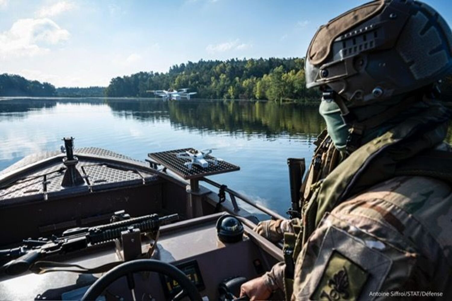 On voit bien ici la plateforme de lancement et d'atterrissage des drones © Antoine Siffroi / STAT /Défense