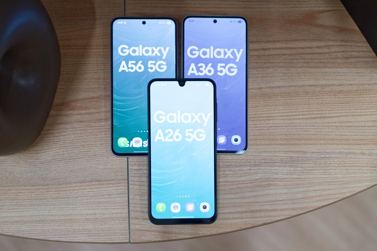 L'écran du Galaxy A26 dispose de bordures noires plus épaisses et d'une perforation en "goutte d'eau" © Marc Mitrani pour Clubic