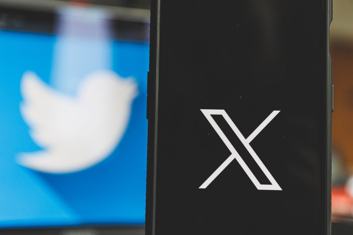 L'ancien logo de Twitter posé à côté du nouveau logo X © Rokas Tenys / Shutterstock