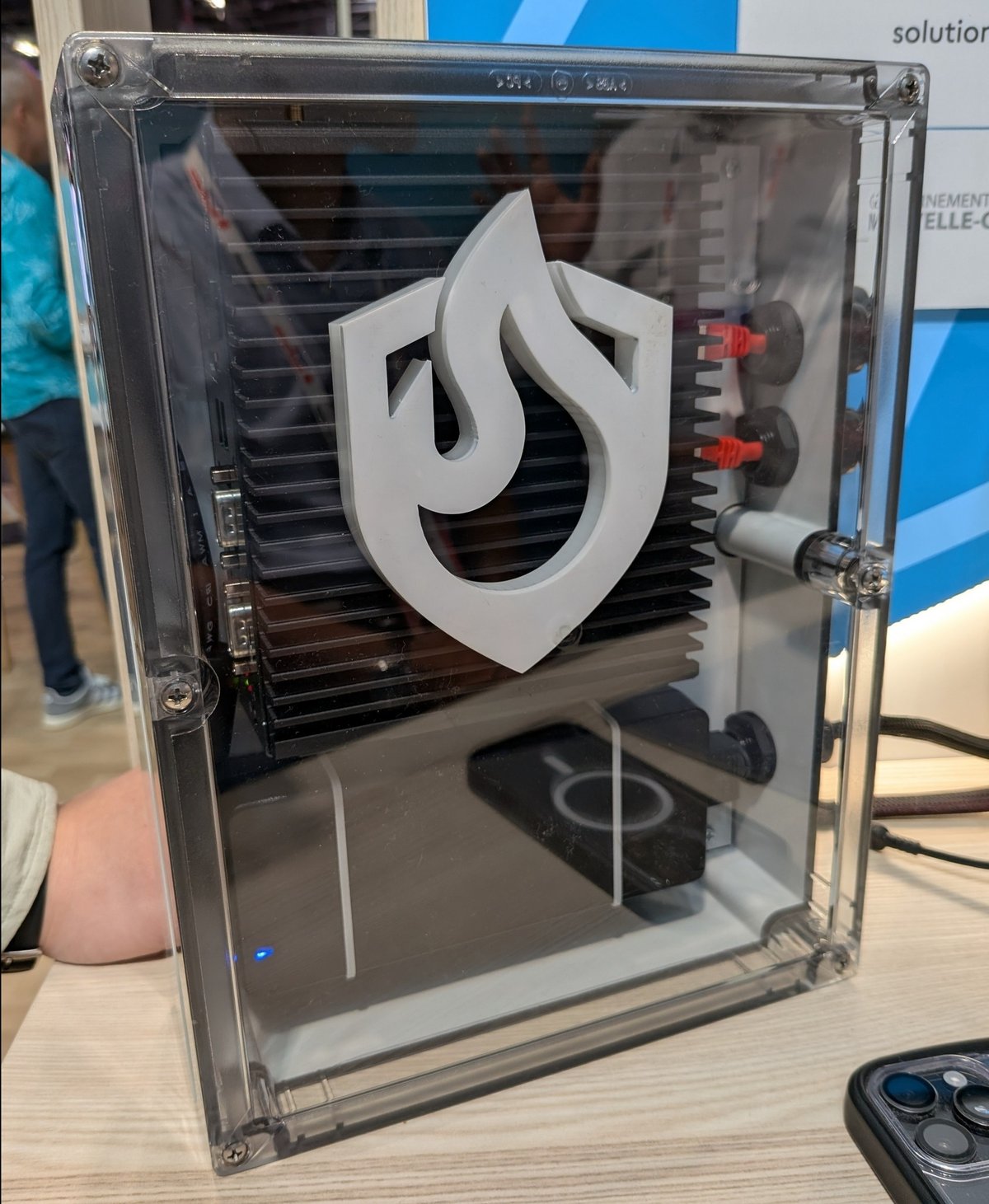 FireTracking installe ce boîtier entre la caméra de surveillance et la connexion réseau. Il contient une puce NVIDIA (modèle non précisé). ©Nicolas Guyot pour Clubic