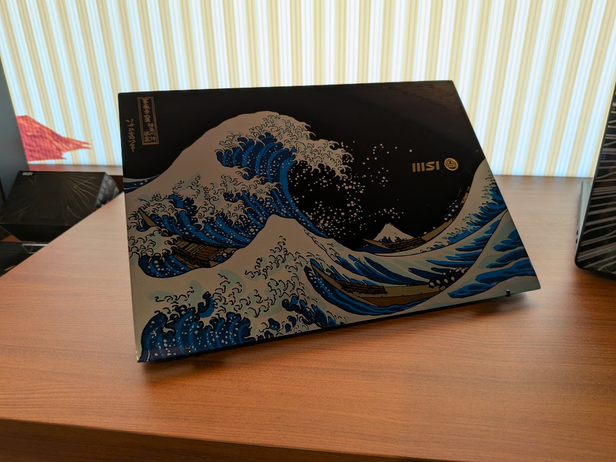 Le capot du PC MSI Prestige 13 AI+ Ukiyo-e Edition est beau comme une estampe... japonaise ! ©Nicolas Guyot pour Clubic
