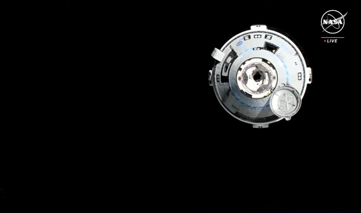 Si proches, et pourtant... Il a fallu de la patience pour que Starliner ait l'autorisation finale de s'amarrer à l'ISS © NASA