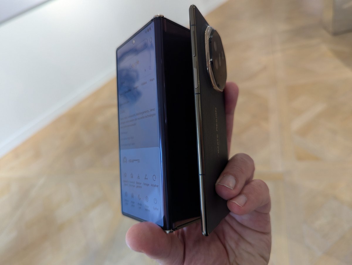 Huawei Mate XT semi-plié