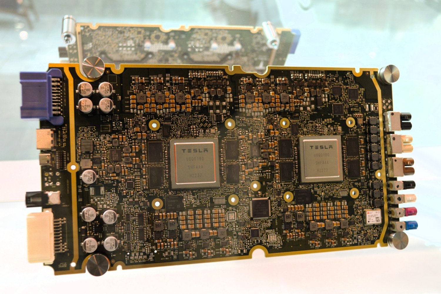 Une carte informatique entièrement autonome Tesla Hardware 3, avec puces de processeur Samsung. ©Around the World Photos / Shutterstock