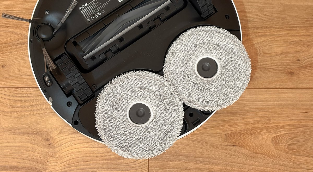 Un des pads rotatifs s'oriente pour nettoyer une plus grande zone. ©Charles Gouin-Peyrot pour Clubic