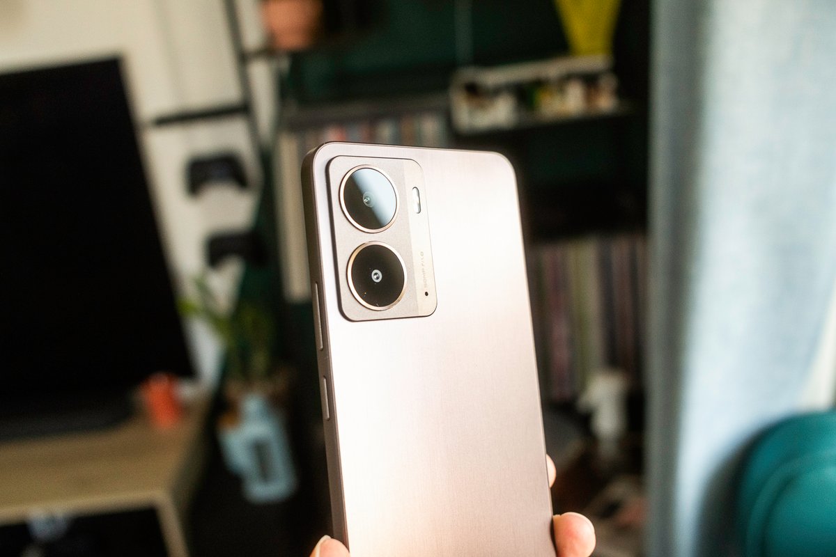 Ne vous faites pas berner : il n'y a bien qu'un seul appareil photo sur le realme P3. ©Pierre Crochart pour Clubic.com