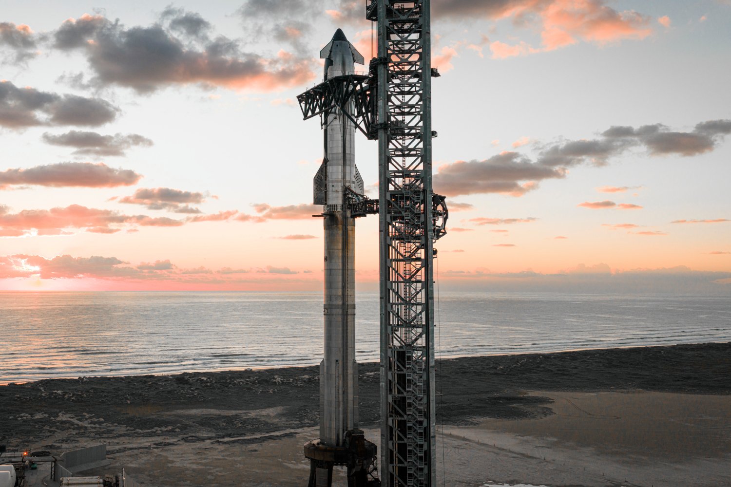 Un prototype de Starship sur son pas de tir. ©SpaceX