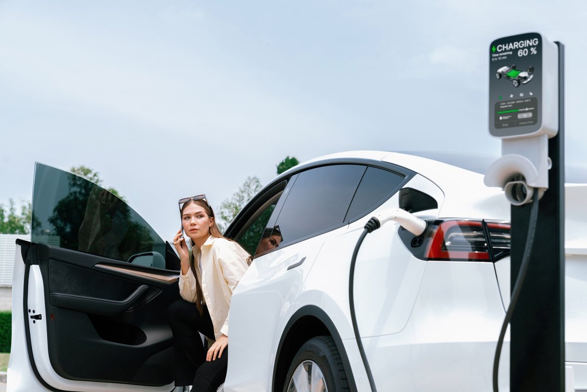 Une voiture électrique en plein rechargement © Owlie Productions / Shutterstock