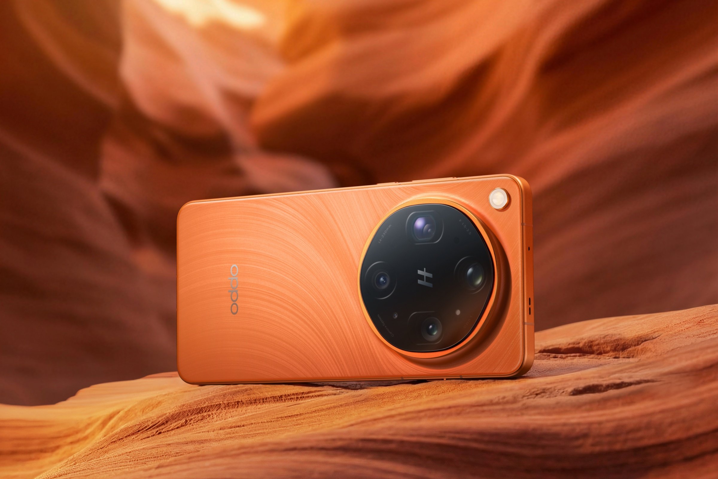 Le Find X9 Ultra se pare d'une couleur orange au design travaillé. ©Oppo