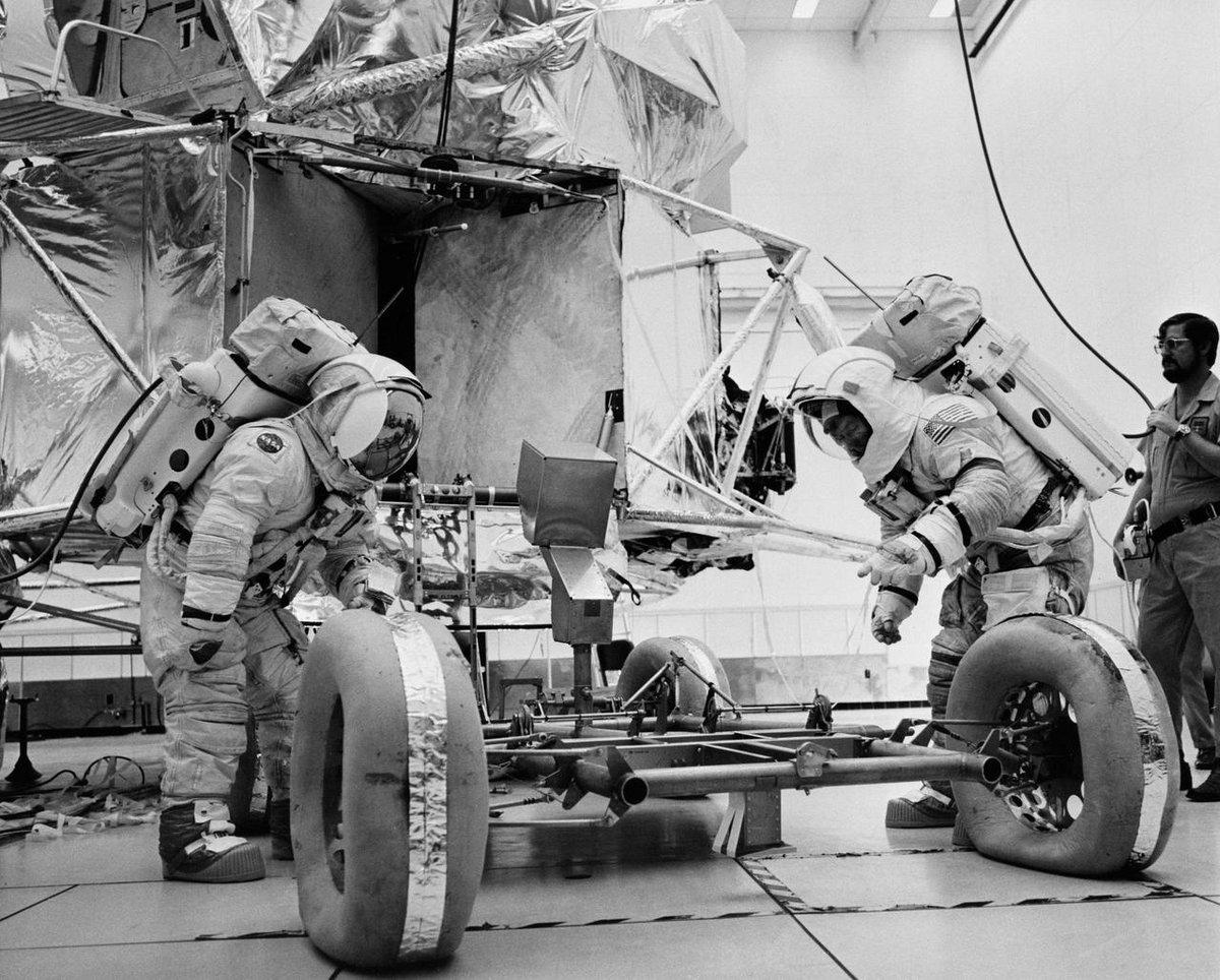 Les astronautes d'Apollo 17 s'entrainent à déployer leur LRV dès leur arrivée sur le sol lunaire. Crédits NASA