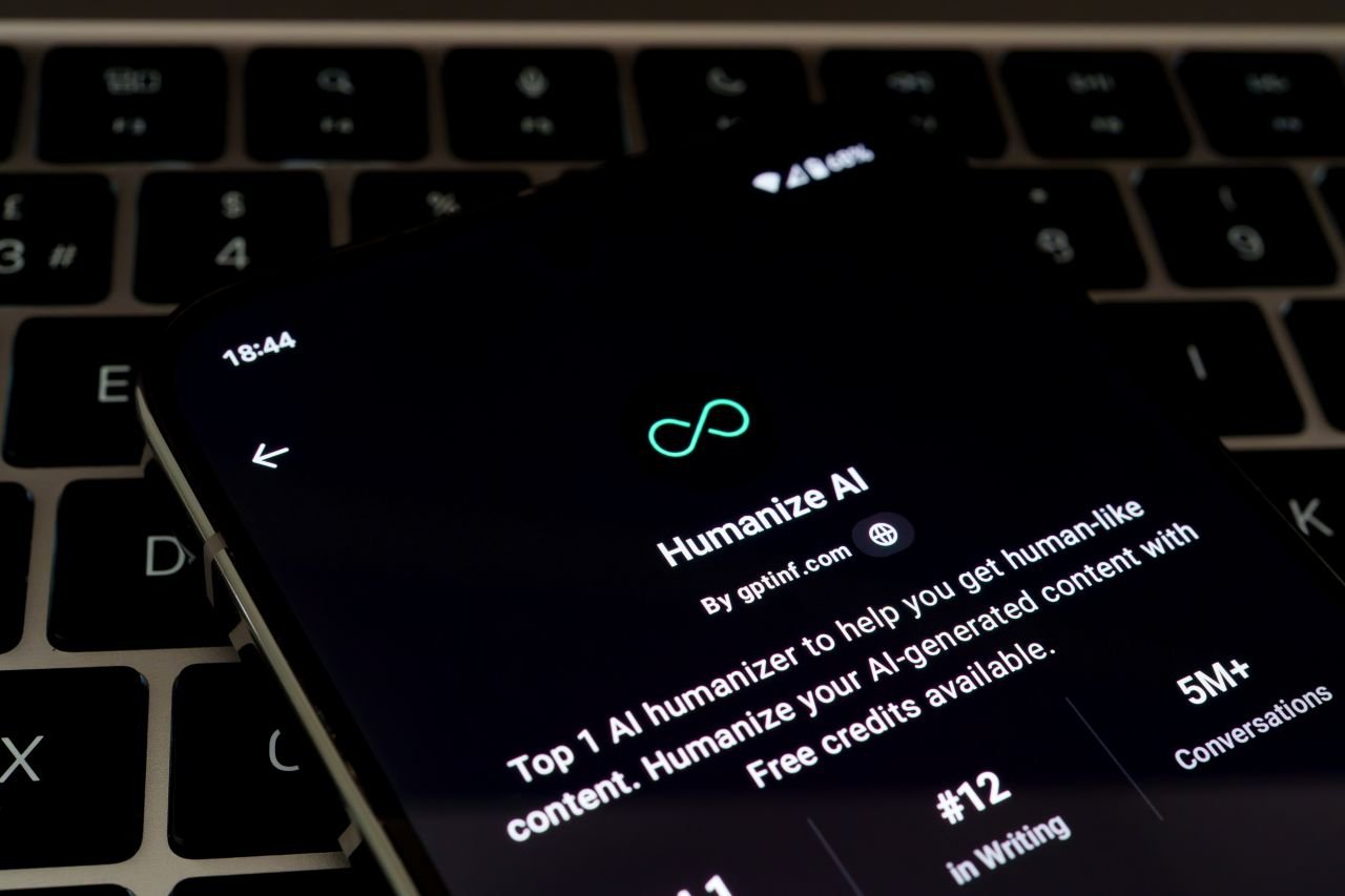 Les étudiants sont réduits à éviter qu’un logiciel leur attribue un texte artificiel ou parfait, quitte à intégrer volontairement des erreurs dans leurs travaux - ©Ascannio / Shutterstock