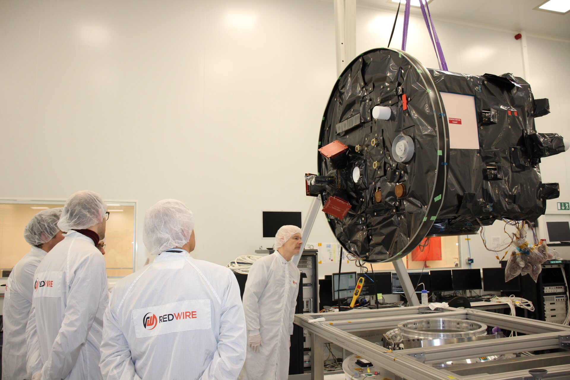 Le petit satellite OCS et son disque de 140 cm de diamètre (il manque encore un revêtement) Crédits ESA