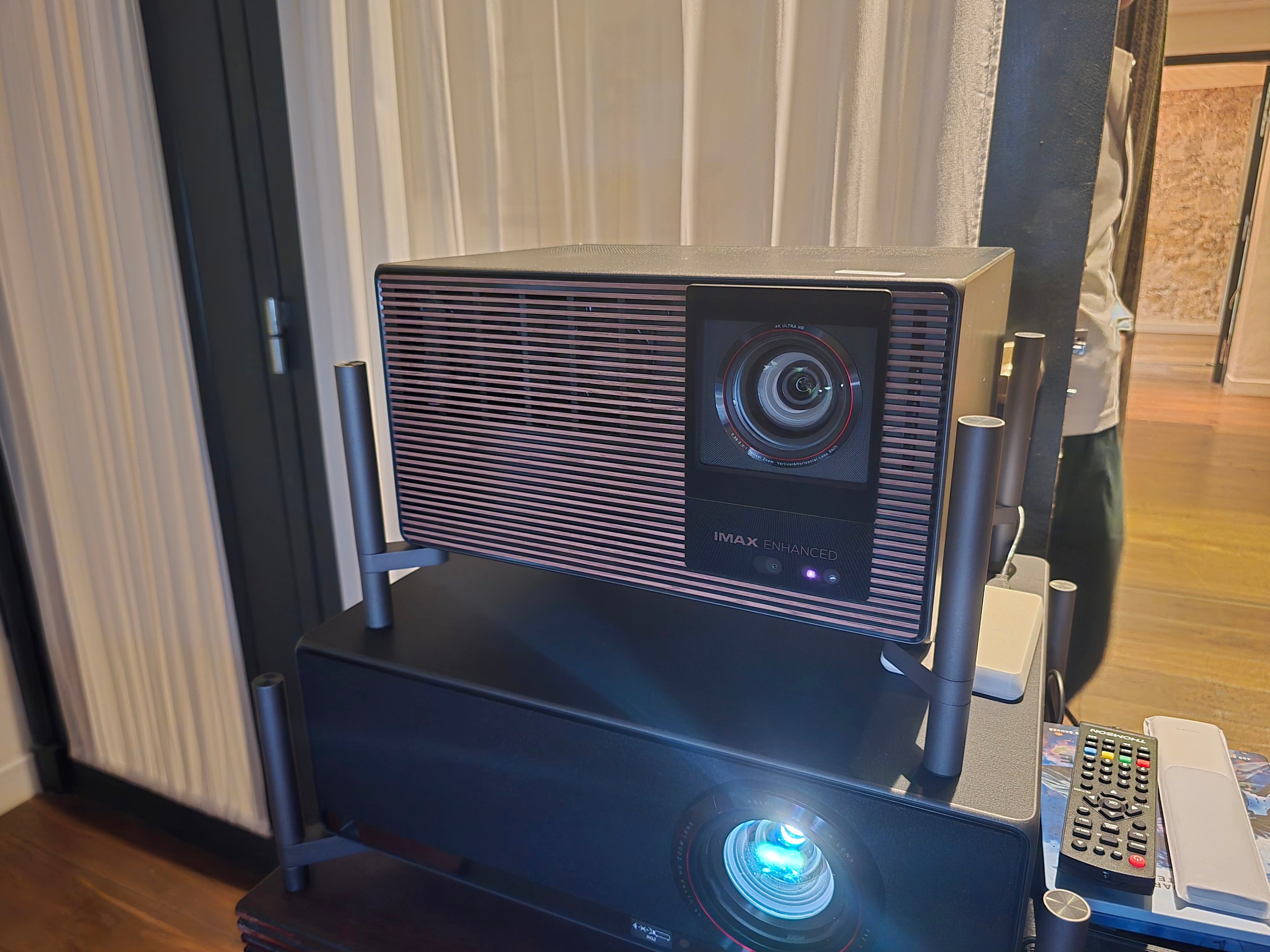 Le Xgimi Titan et le Titan Noir Max en duel lors d'une démonstration. © Matthieu Legouge