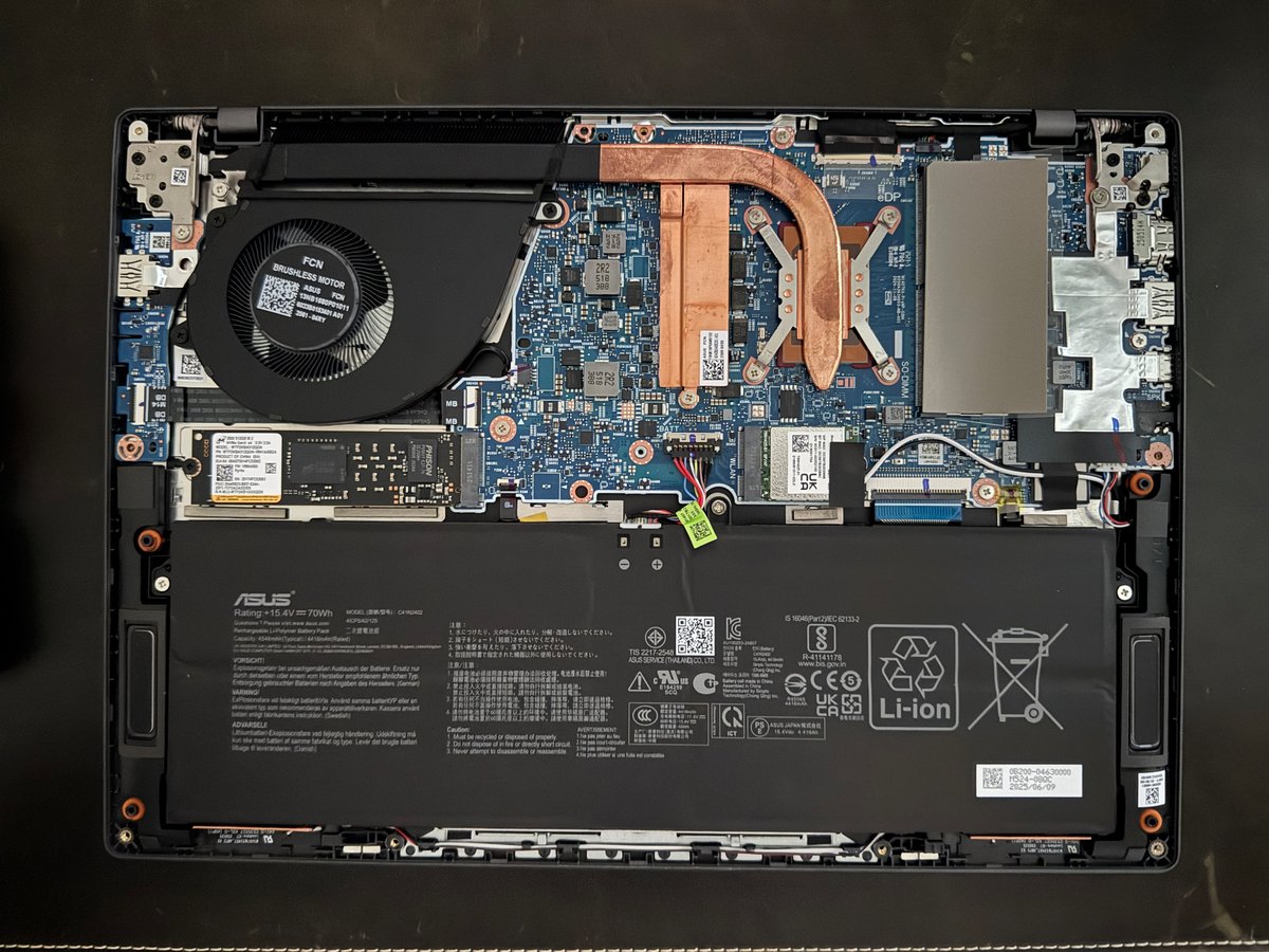 Chose rare sur un 14 pouces, le Vivobook S14 abrite un emplacement SO-DIMM laissé vacant. © Nathan Le Gohlisse pour Clubic