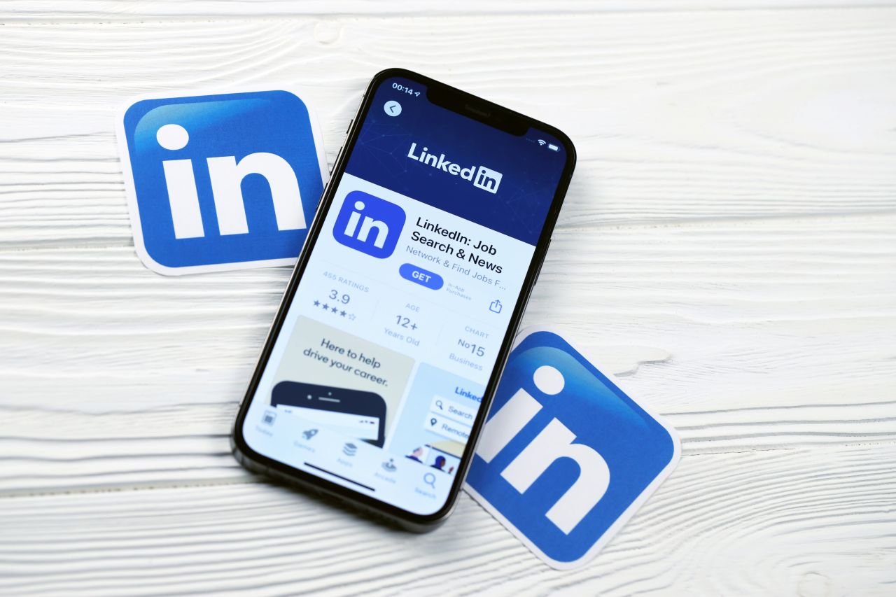 En 2023, LinkedIn a bloqué plus de 120 millions de faux comptes, destinés à des campagnes de phishing - ©Mehaniq / Shutterstock