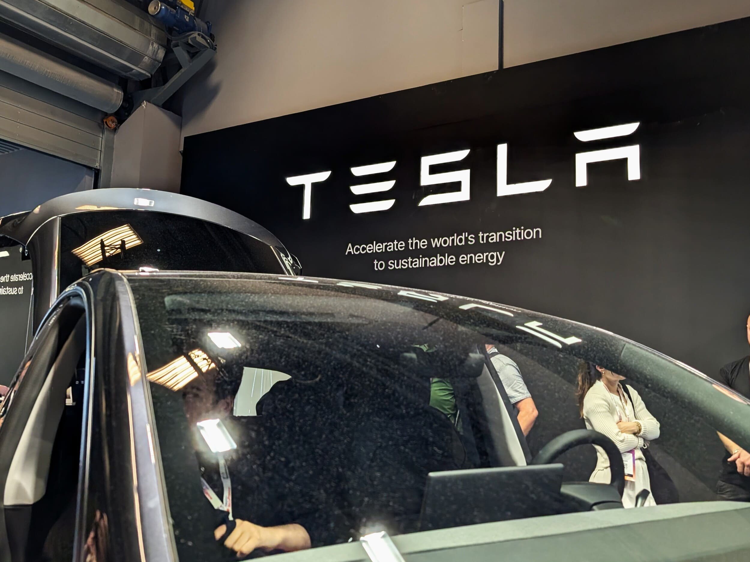 Tesla, ici sur son stand à VivaTech, doit désormais satisfaire aux exigences de la DGCCRF © Alexandre Boero / Clubic