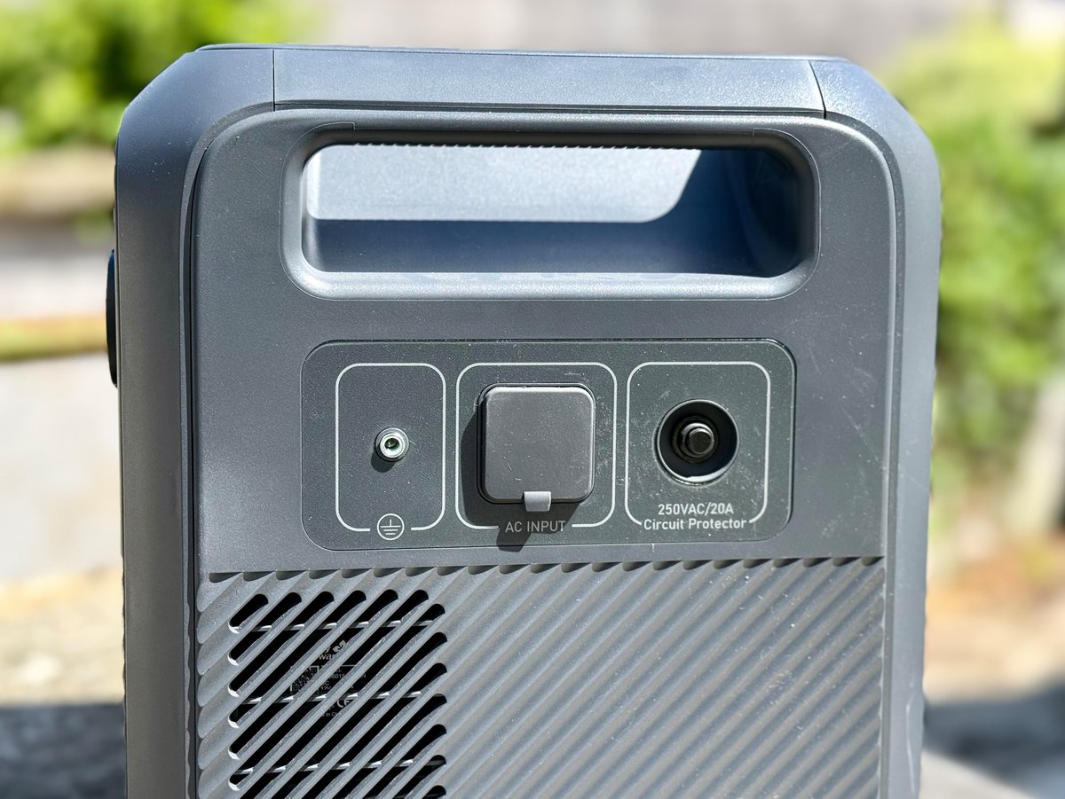 Une entrée AC pour la charger © Mathieu Grumiaux pour Clubic.com