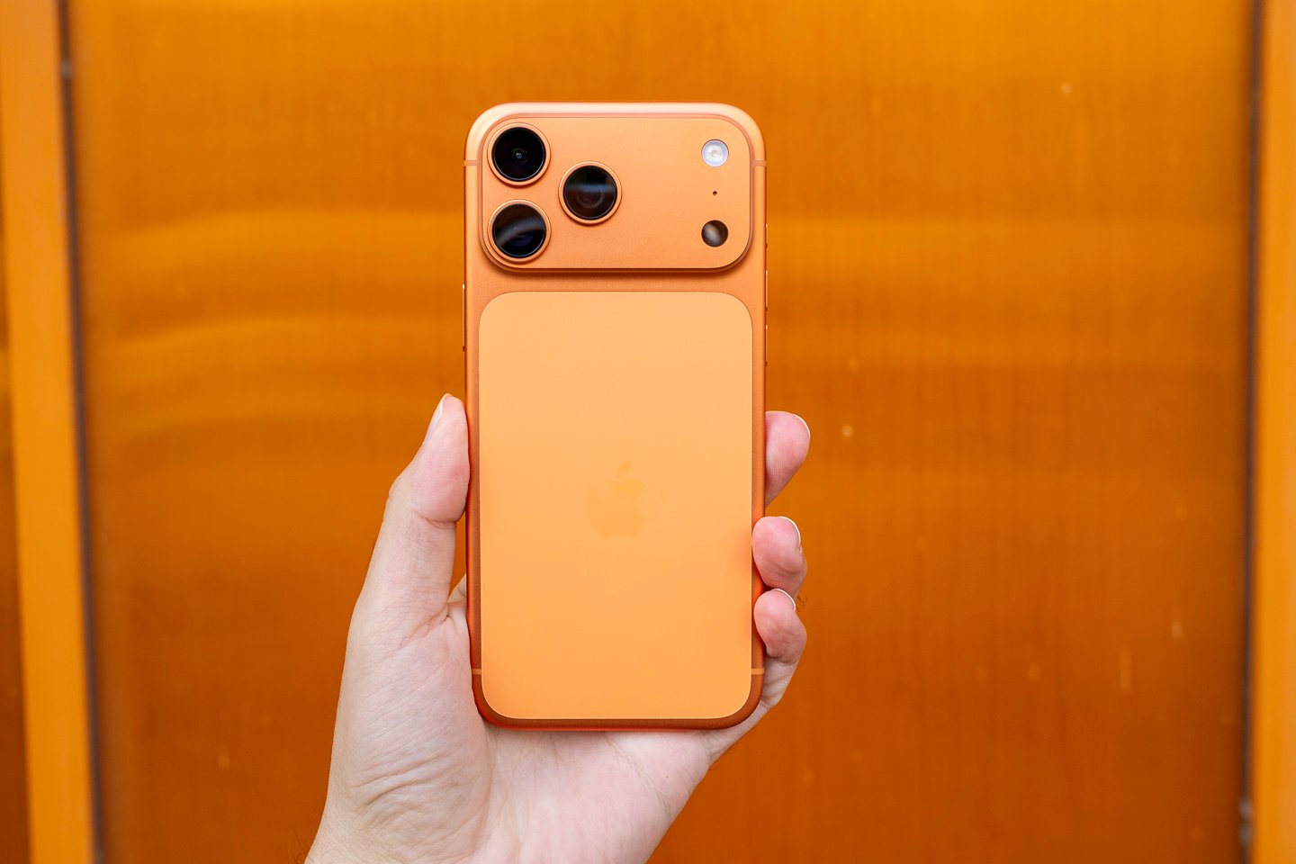 L'iPhone 17 Pro Max dans son coloris orange. © Pierre Crochart pour Clubic.com