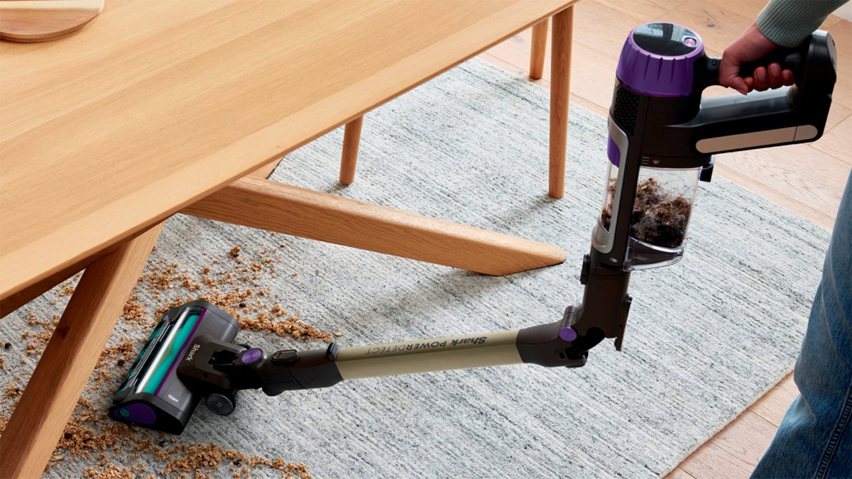 L’aspirateur balai Shark ajuste seul sa puissance selon le sol, pour un nettoyage efficace sans réglages manuels ©Shark