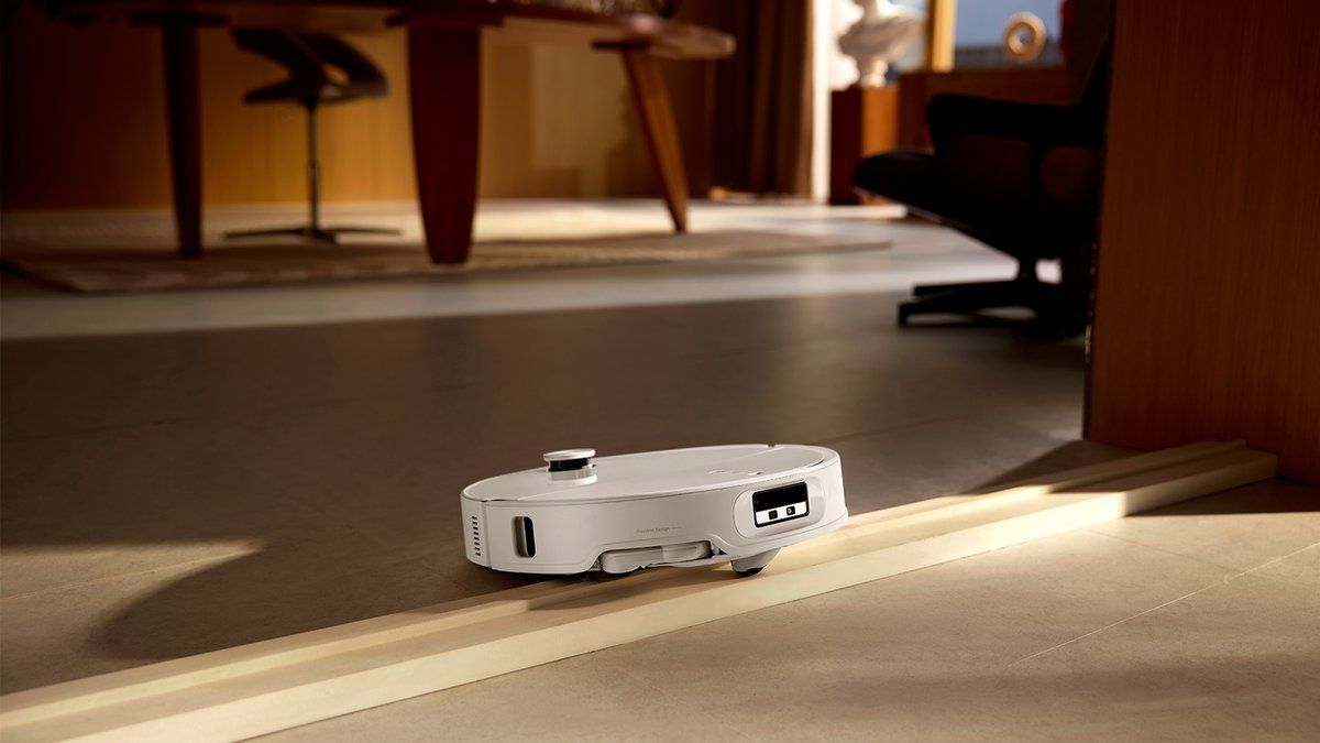 Avec ses 22 000 Pa, le Curv aspire, lave et s’auto-nettoie sans effort, tout en affichant un design soigné signé Roborock. ©Roborock