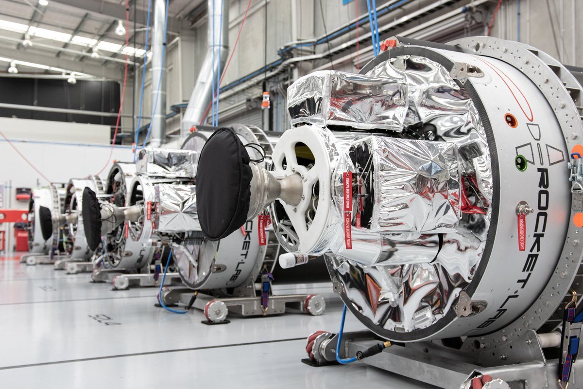 Les étages supérieurs sont bien alignés dans le site d'assemblage à Aukland. Crédits Rocket Lab. 