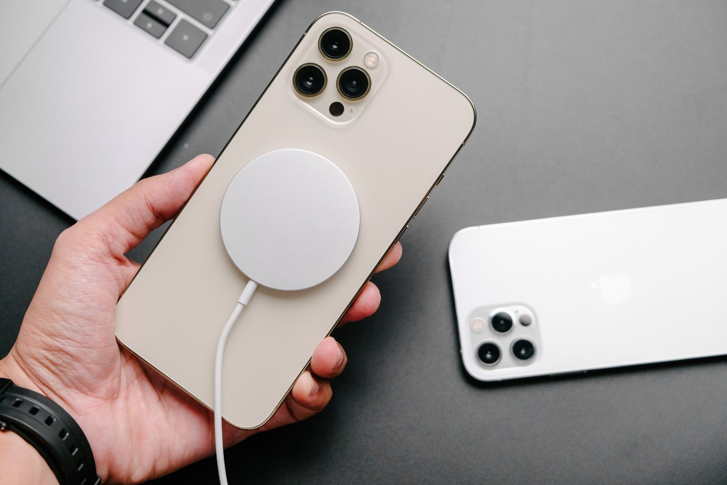 Le chargeur Magsafe a droit à une mise à jour. © Framesira / Shutterstock