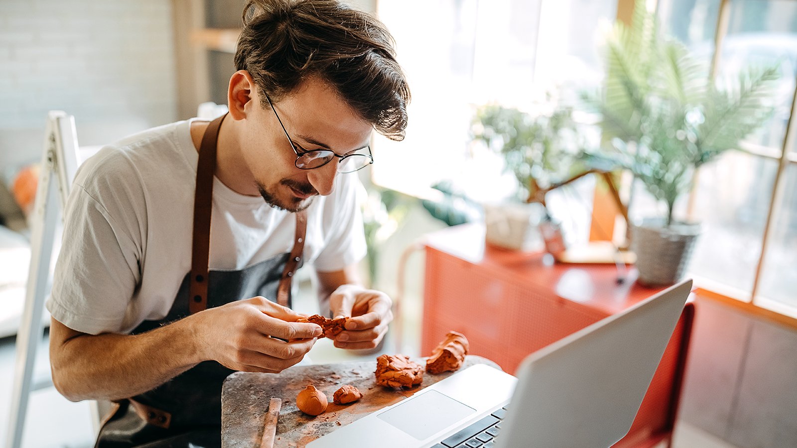 Avast One vous accompagne au quotidien, dans votre vie pro, comme perso.