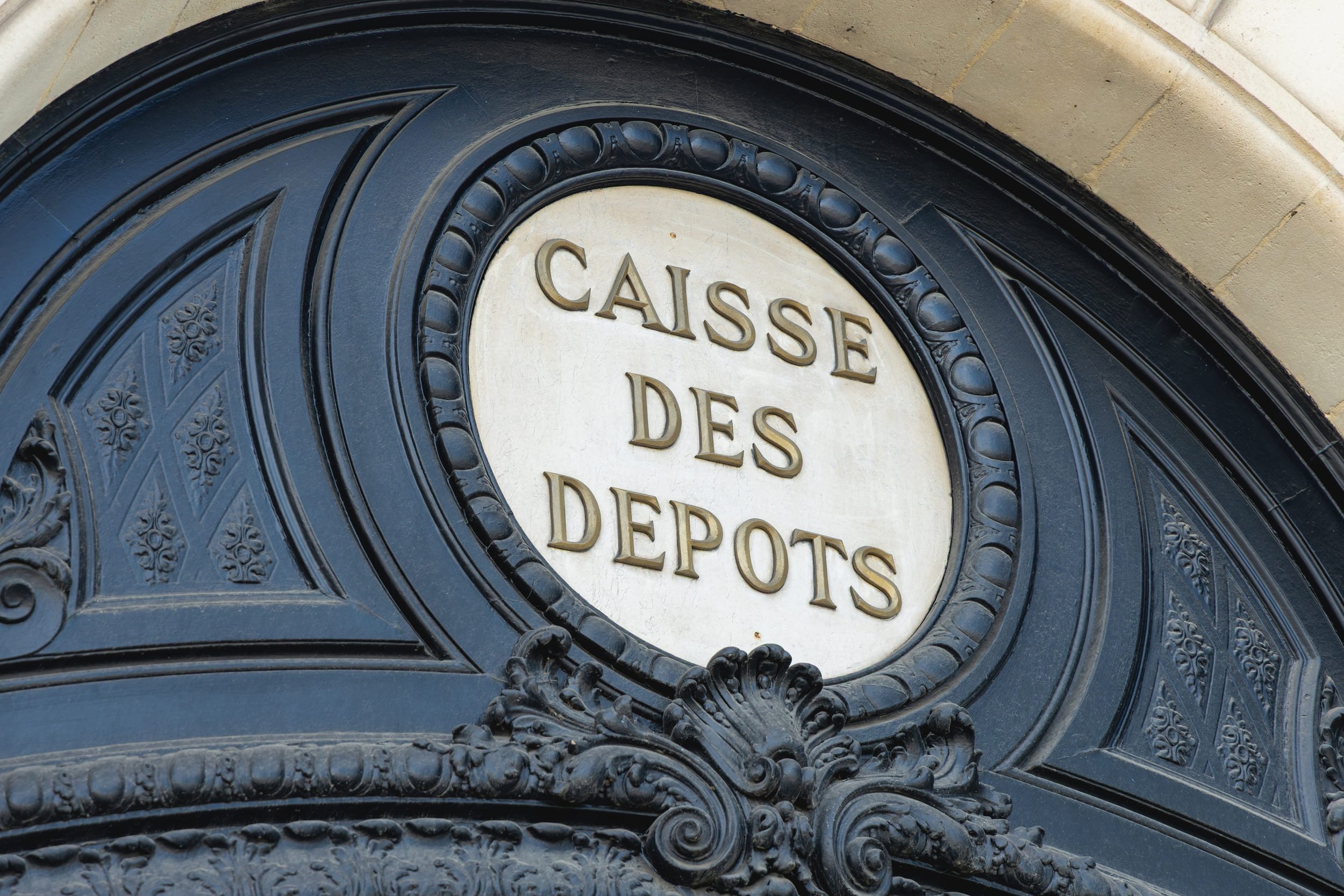Mistral AI s'impose dans le secteur public avec un accord historique signé avec la Caisse des Dépôts. © Gautier Normand / Shutterstock