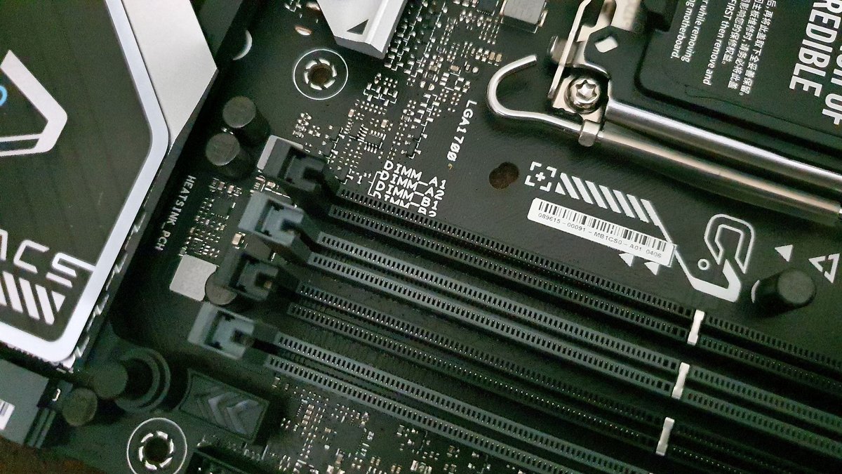 Quatre ports DIMM DDR5, mais une version DDR4 existe © Nerces pour Clubic