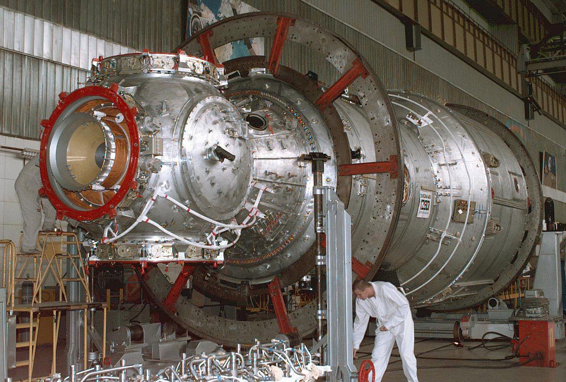 Préparation du module russe Zvezda... en 1997 © Roscosmos