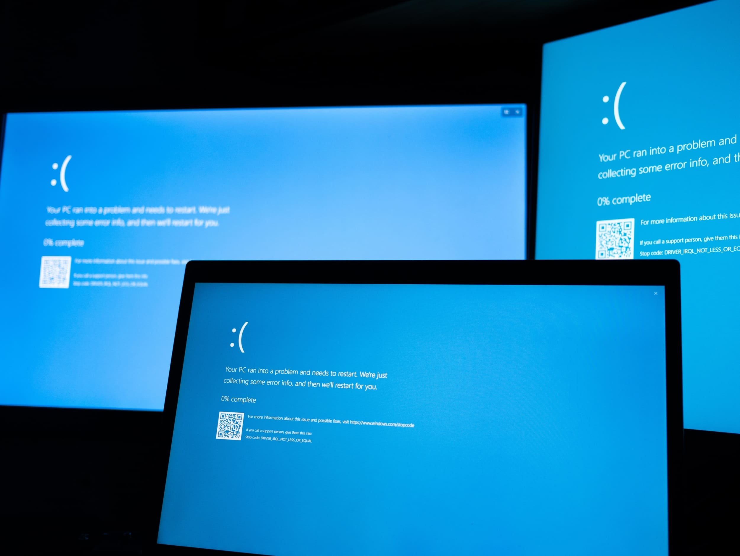 Des écrans bleus de la mort en veux-tu en voilà sur Windows 11 24H2, depuis la mise à jour d'avril ? Microsoft fait machine arrière, à distance. © QINQIE99 / Shutterstock