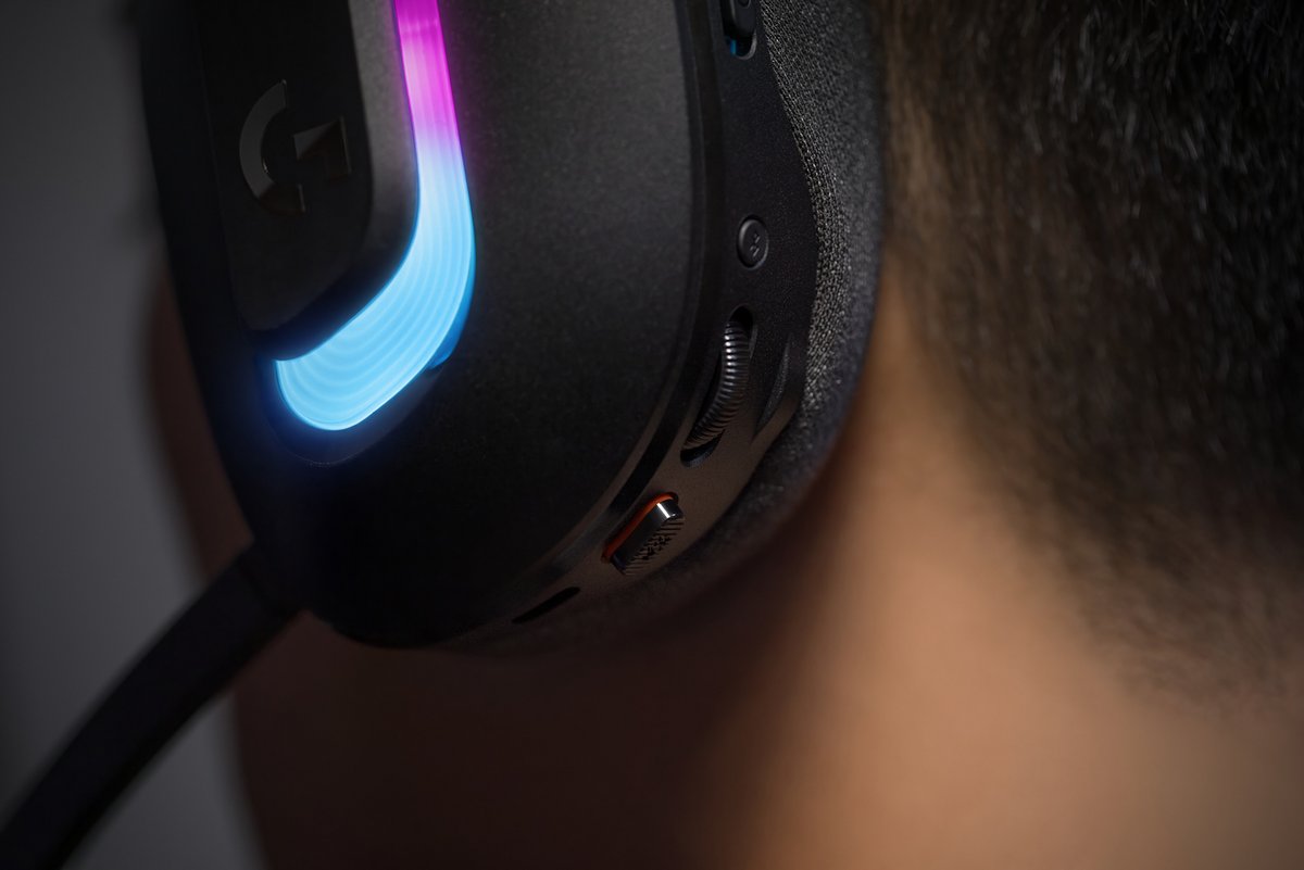 Le bouton mute est difficile à rater. A sa gauche, la prise USB-C. A sa droite, le volume et le bouton d'appairage du Bluetooth. ©Logitech