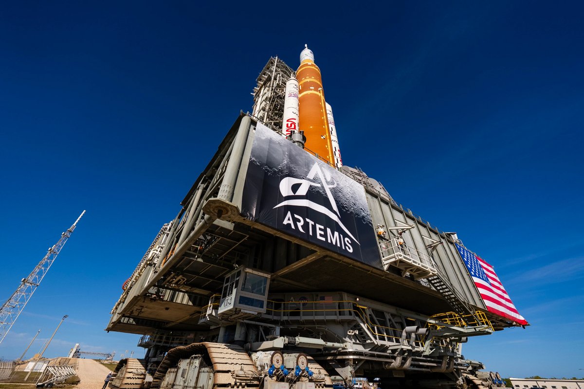 La fusée SLS en direction de son pas de tir, le 17 janvier dernier. ©NASA/Sam Lott