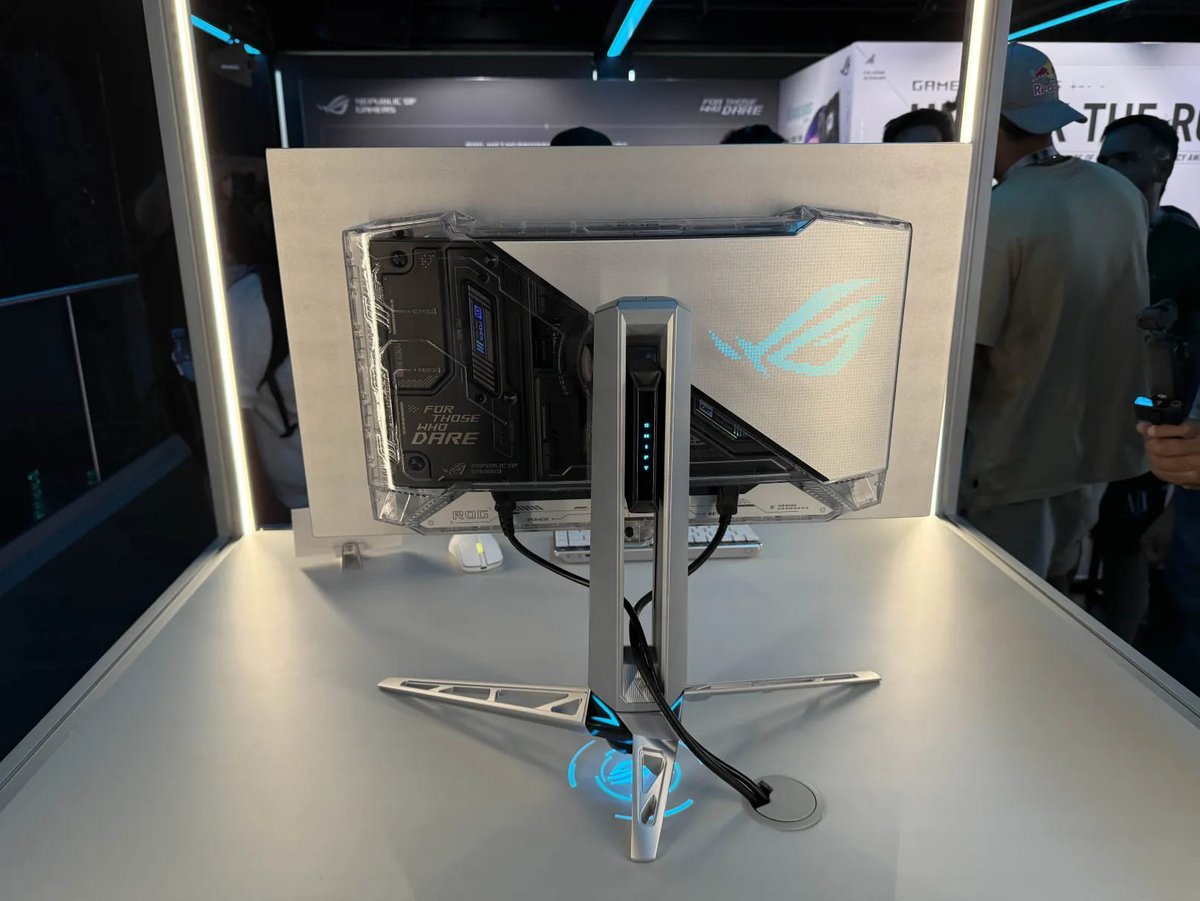 L'Asus ROG Swift OLED PG27AQWP-W de dos. ©Colin Golberg pour Clubic