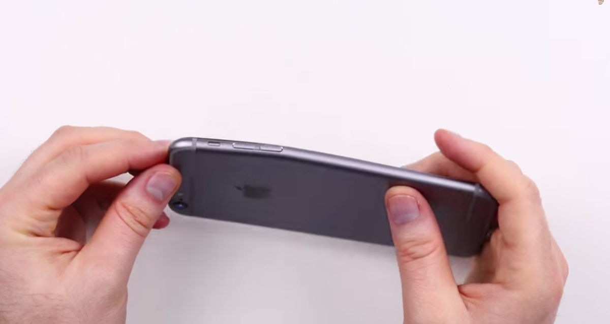 Le châssis de l'iPhone 6 n'avait pas eu le droit au même amour de la part d'Apple... © N/A