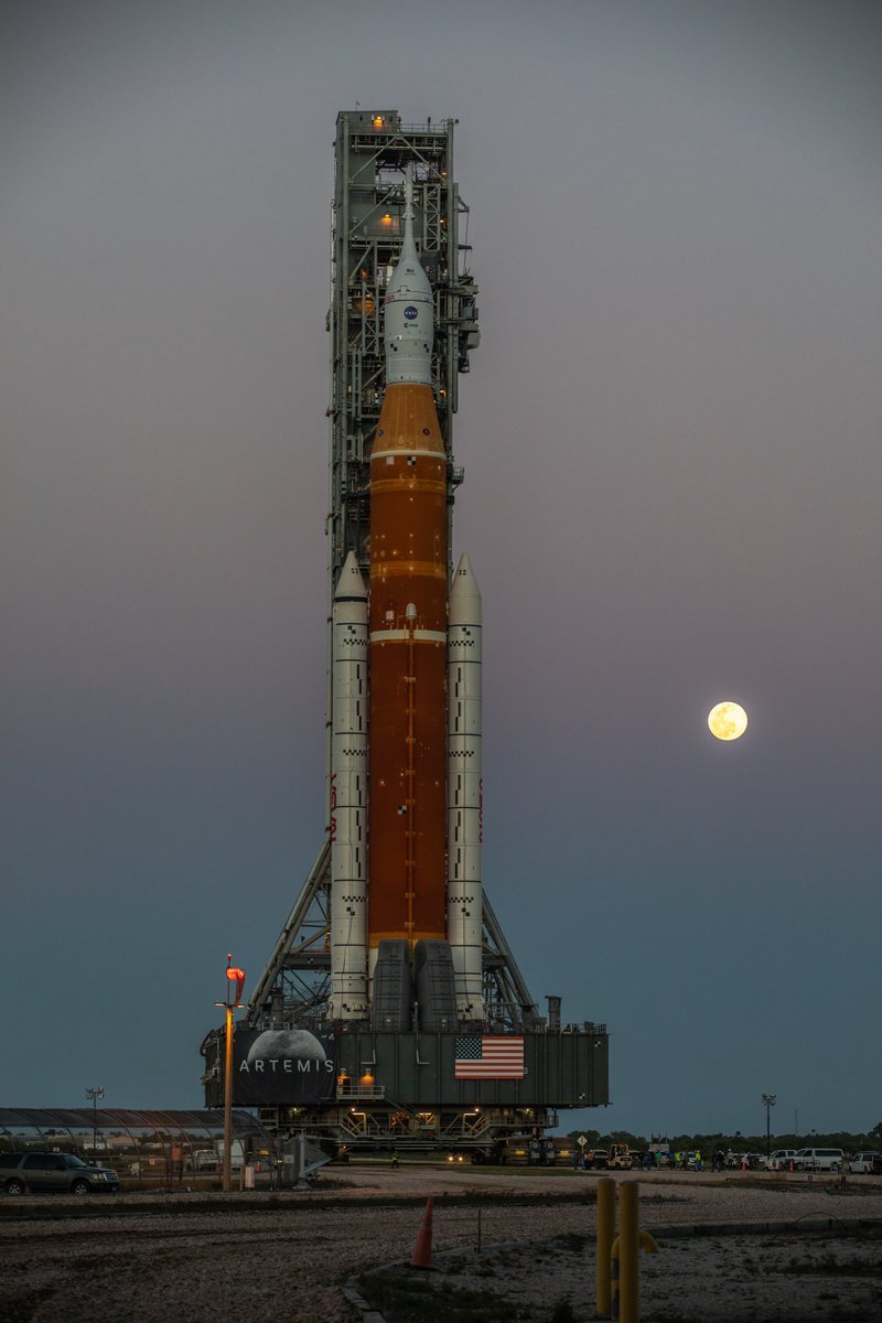 Objectif en vue ! Lorsqu'elle décollera (d'ici la fin du printemps si tout va bien) SLS partira pour emmener sa capsule Orion sur un voyage de 3 semaines autour de la Lune. Pour l'instant sans astronautes... Crédits : NASA