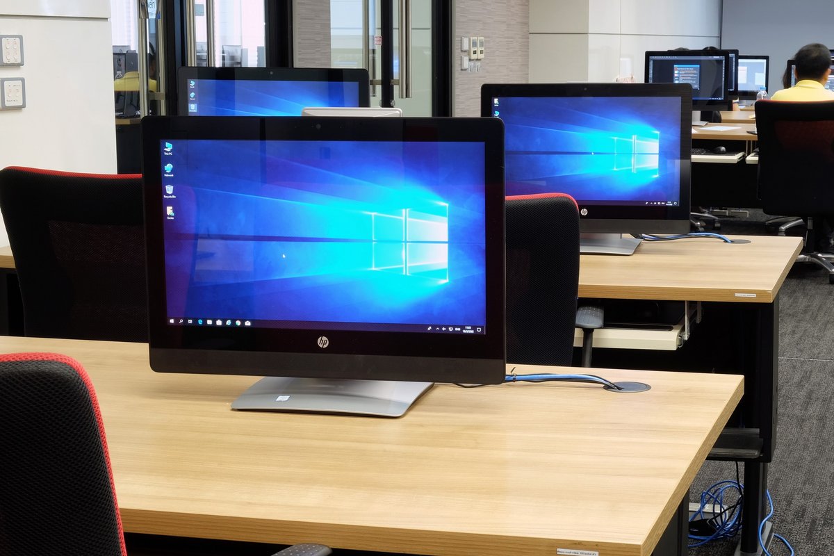 Logo Windows, dans un bureau © Thannaree Deepul / Shutterstock.com