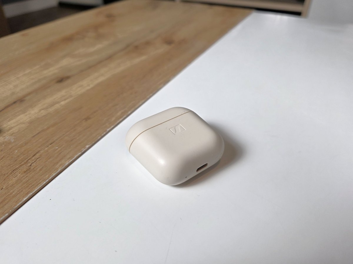 S'il ne dispose pas de charge sans-fil, et n'a rien de particulièrement marquant, le boitier de charge des Sennheiser ajoute un peu plus de trois charges © Guillaume Fourcadier pour Clubic