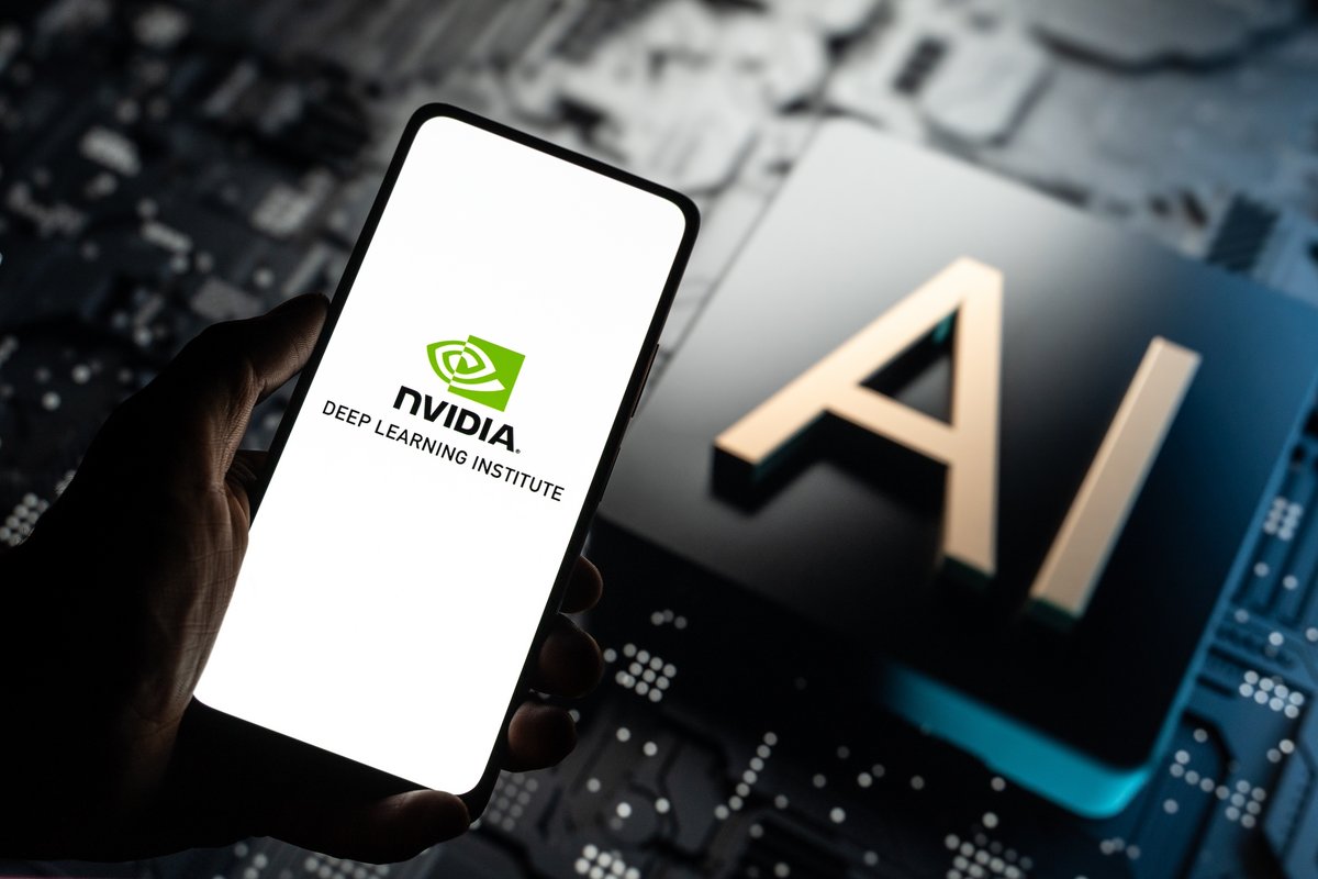Le logo Nvidia apparaît sur un smartphone, avec en fond les lettres AI (Artificial Intelligence) © sdx15 / Shutterstock