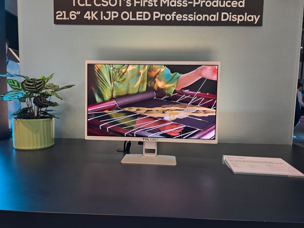 TCL a bel et bien débuté la production de masse de ses écrans Inkjet OLED, avec ce modèle 4K de 21,6 pouces, notamment destiné à des applications professionnelles  © Matthieu Legouge