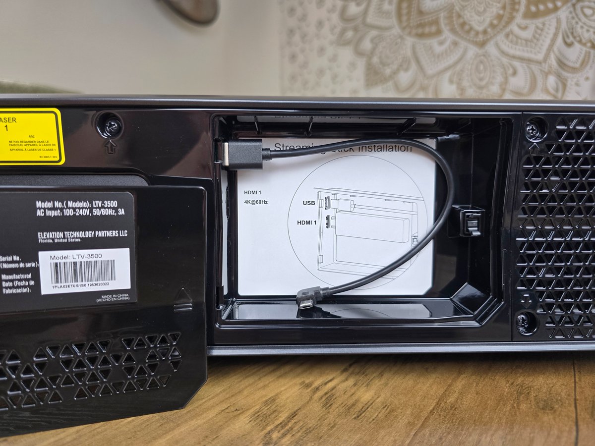 L'emplacement pour le Fire Stick TV. © Matthieu Legouge