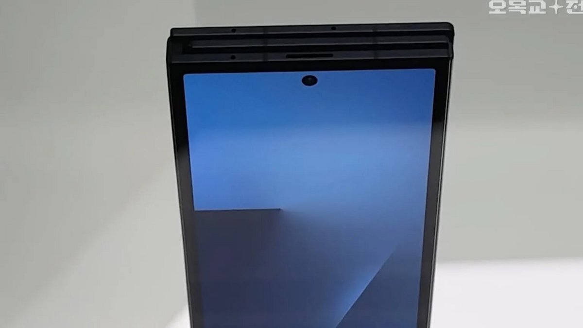 Un écran de 6,5 pouces vient prendre le relais une fois le Trifold replié. © SBS Korea/Omokgyo Electronics Mall