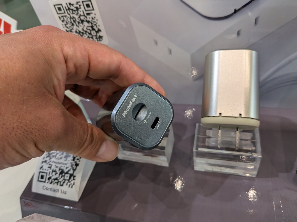 Le chargeur PhotoFast PhotoPower sauvegarde vos photos sur une carte mémoire microSD. ©Nicolas Guyot pour Clubic